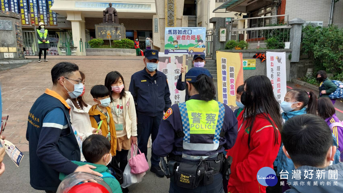 桃園警察分局執行護童及交通安全宣導專案，讓學童安全走入校園。