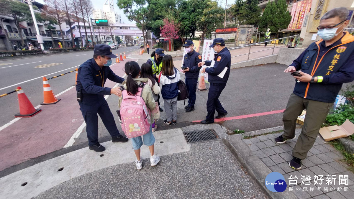 桃園警察分局執行護童及交通安全宣導專案,讓學童安全走入校園。