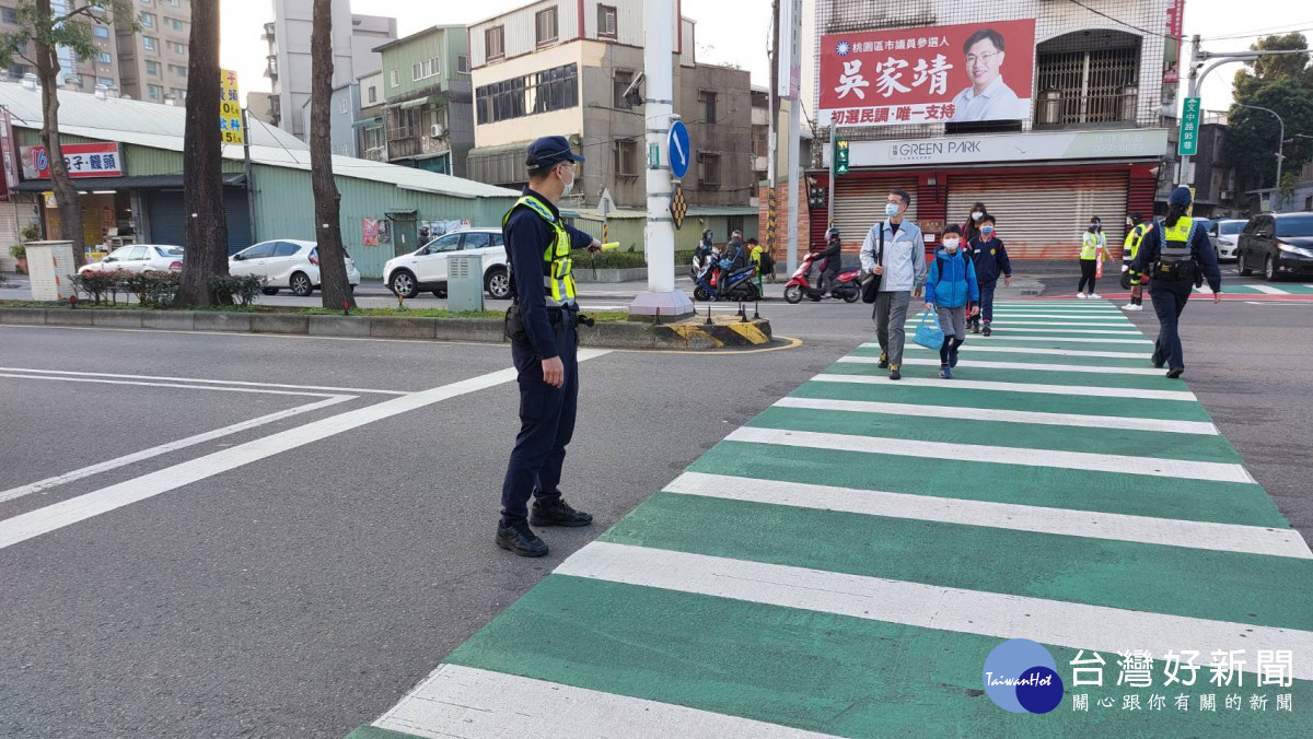 桃園警察分局執行護童及交通安全宣導專案,讓學童安全走入校園。