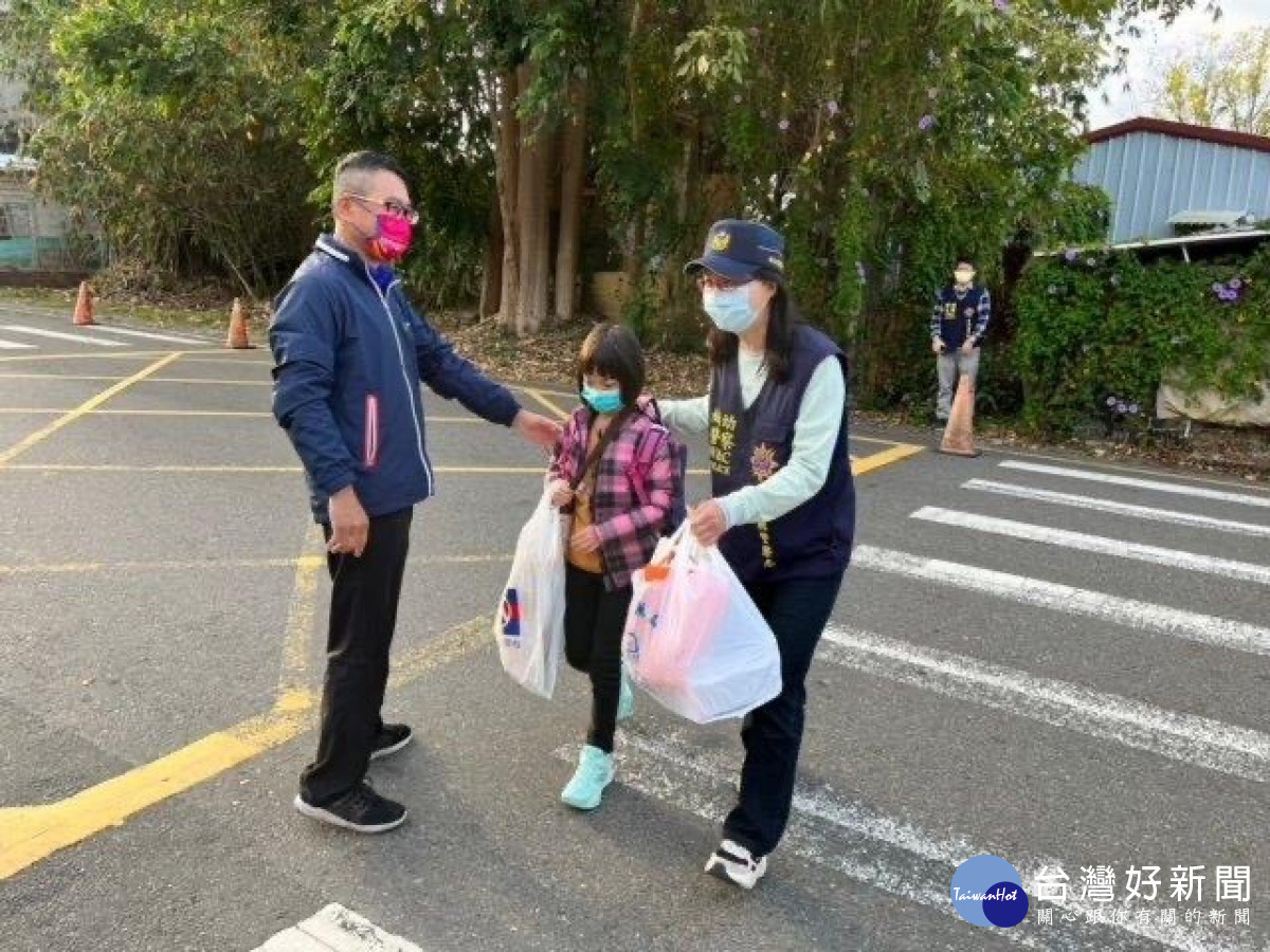 為了保護學童安全,警方於上下學時段實施守望、交整、巡邏勤務/李光揚翻攝