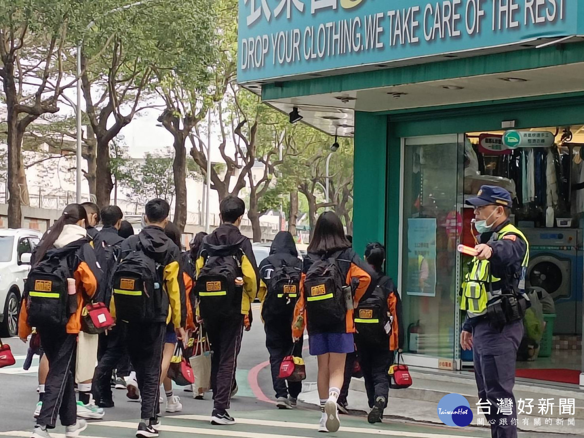 中小學開學首日，桃市警局護童兼交通安全宣導。