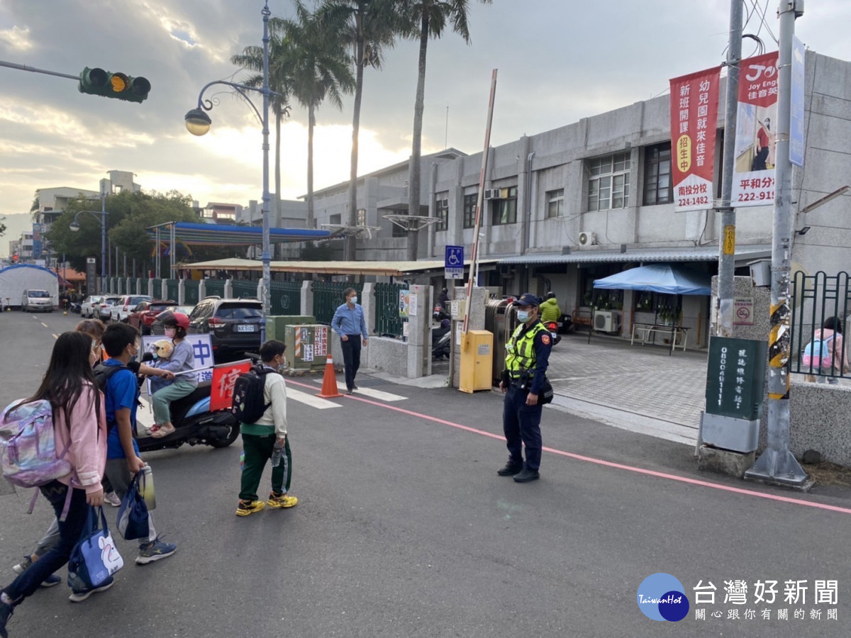南投分局針對轄內28所中小學護童上下學。（南投分局提供）