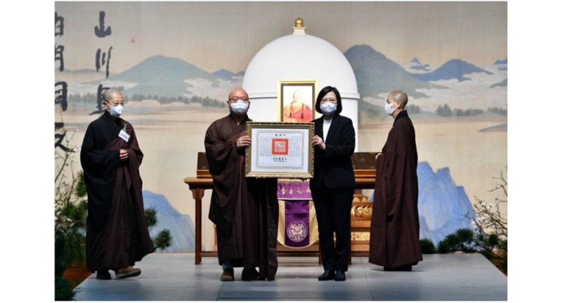 逾5萬人夾道跪別大師法身 總統蔡英文親頒褒揚令