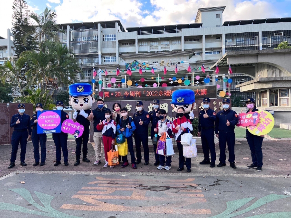 開學首日 為守護國小學童人身與校園周邊交通安全 嘉義市警局出動警察娃娃護童專案