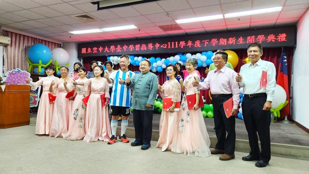 空大合唱團獻唱後與副校長沈中元合影。(圖/陳惠玲攝影)