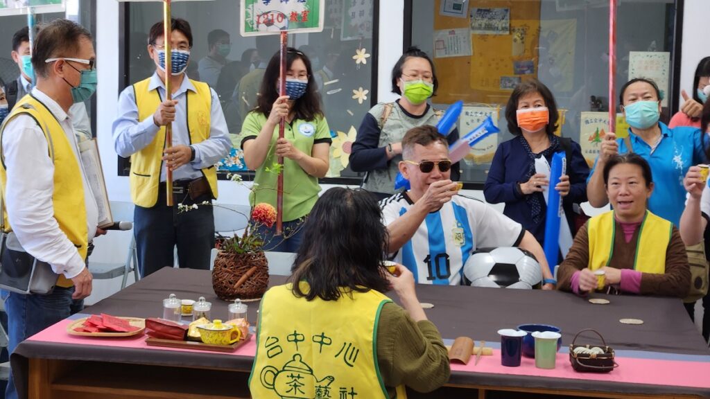 空中大學18個社團開學典禮設攤展示特色,熱情邀請新生加入。(圖/陳惠玲攝影)