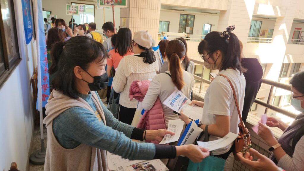 空中大學18個社團開學典禮設攤展示特色,熱情邀請新生加入。(圖/陳惠玲攝影)