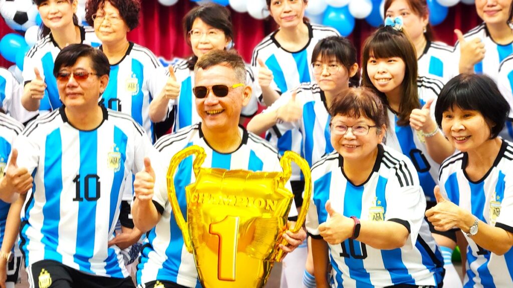 副校長沈中元帶行政團隊舞蹈﹤日不落﹥後合影(圖/陳惠玲攝影)