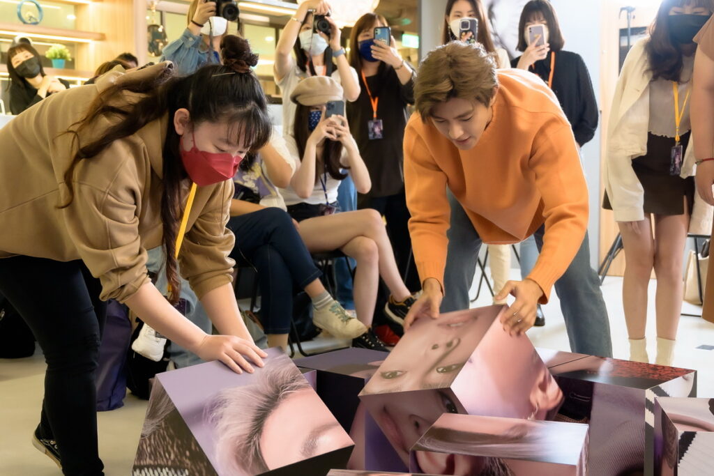 「真愛拚輸贏」炎亞綸與粉絲一起完成造型拼圖（圖源：Dolfan）