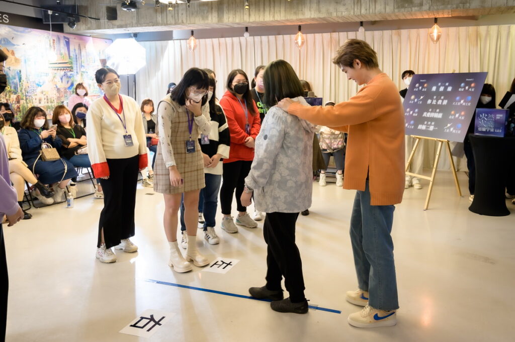 「終極二選一」炎亞綸貼心提供粉絲提示（圖源：Dolfan）