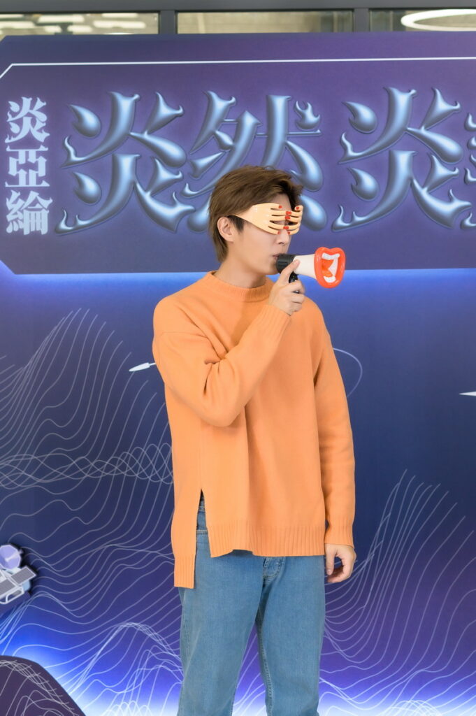 .Dolfan團隊開放粉絲攜帶趣味配件讓炎P戴上進行三連拍（圖源：Dolfan）