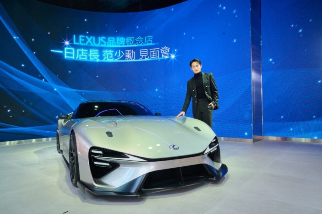 范少勳擔任LEXUS-ELECTRIFIED品牌概念店一日店長,吸引超過百位粉絲共襄盛舉。(圖Lexus提供)