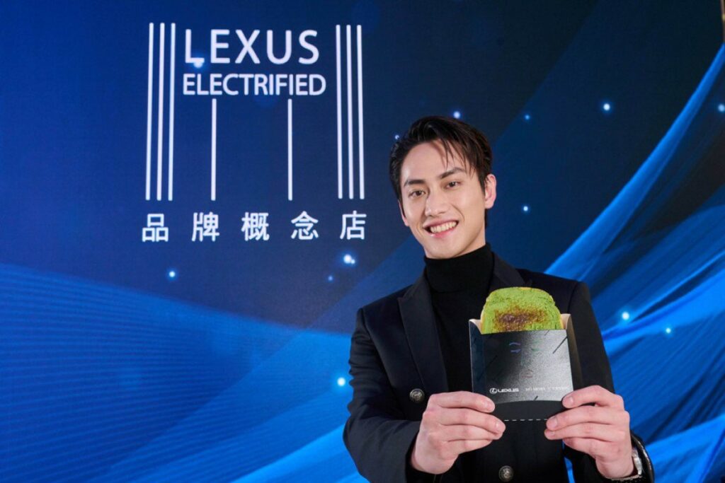 范少勳於概念店大啖美味甜品,讚不絕口。(圖Lexus提供)