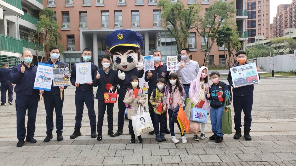 南港分局為讓學生安全上學、平安返家，在開學日特地至東新國小宣導交通安全觀念