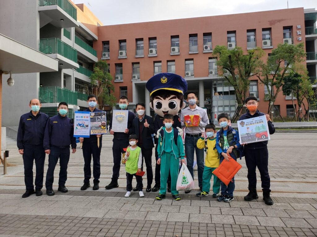 南港分局為讓學生安全上學、平安返家，在開學日特地至東新國小宣導交通安全觀念