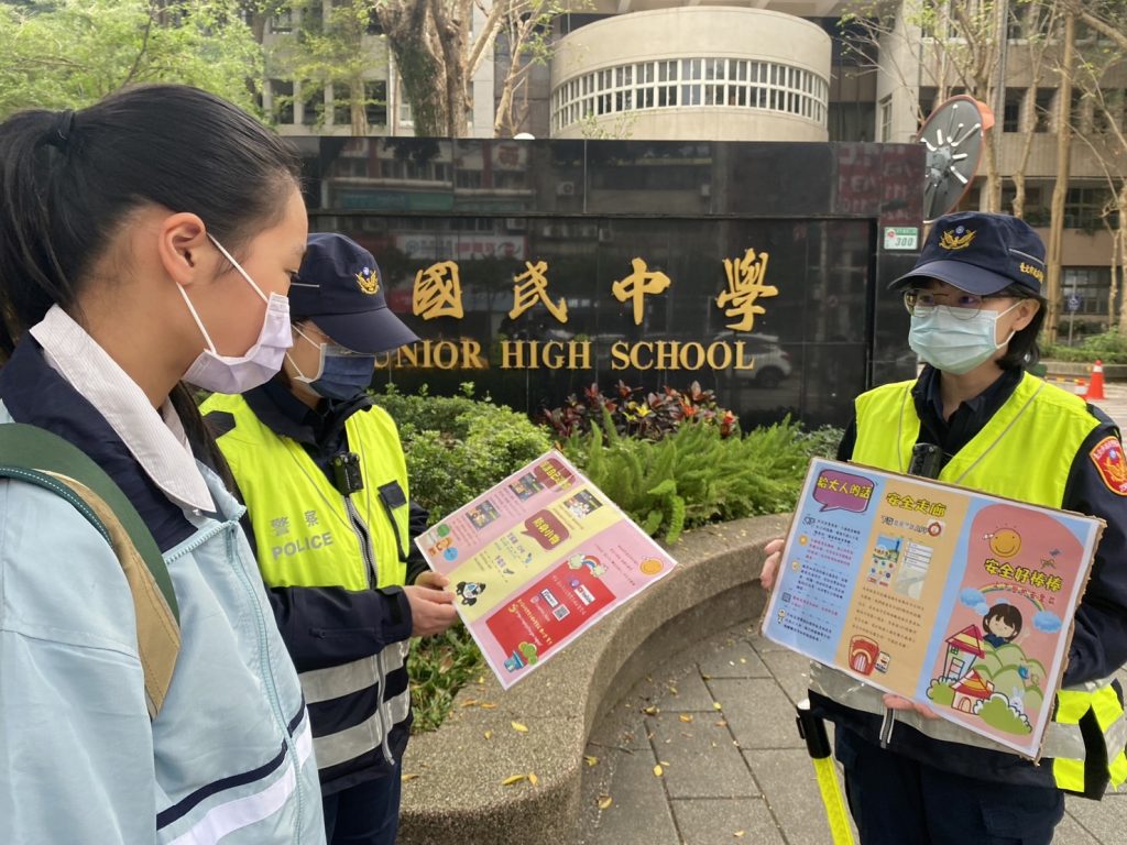 警方宣導如遭陌生人尾隨,可至有工作人員場所或貼有愛心商店貼紙之商家求助