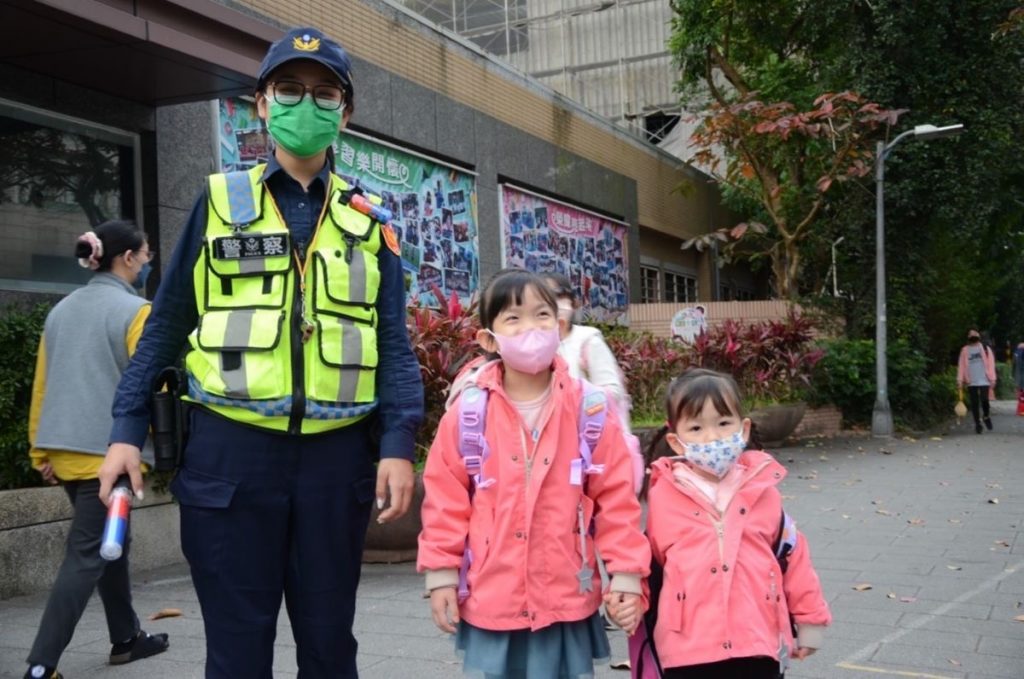 內湖警執行護童勤務情形