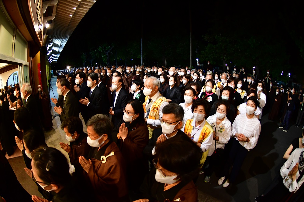 星雲大師奉安萬壽園 僧信夾道叩首恭候綿延1公里 68 AEF 2882