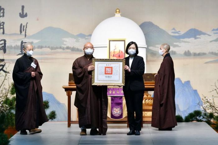 總統蔡英文親頒褒揚令 逾5萬人夾道跪別大師法身