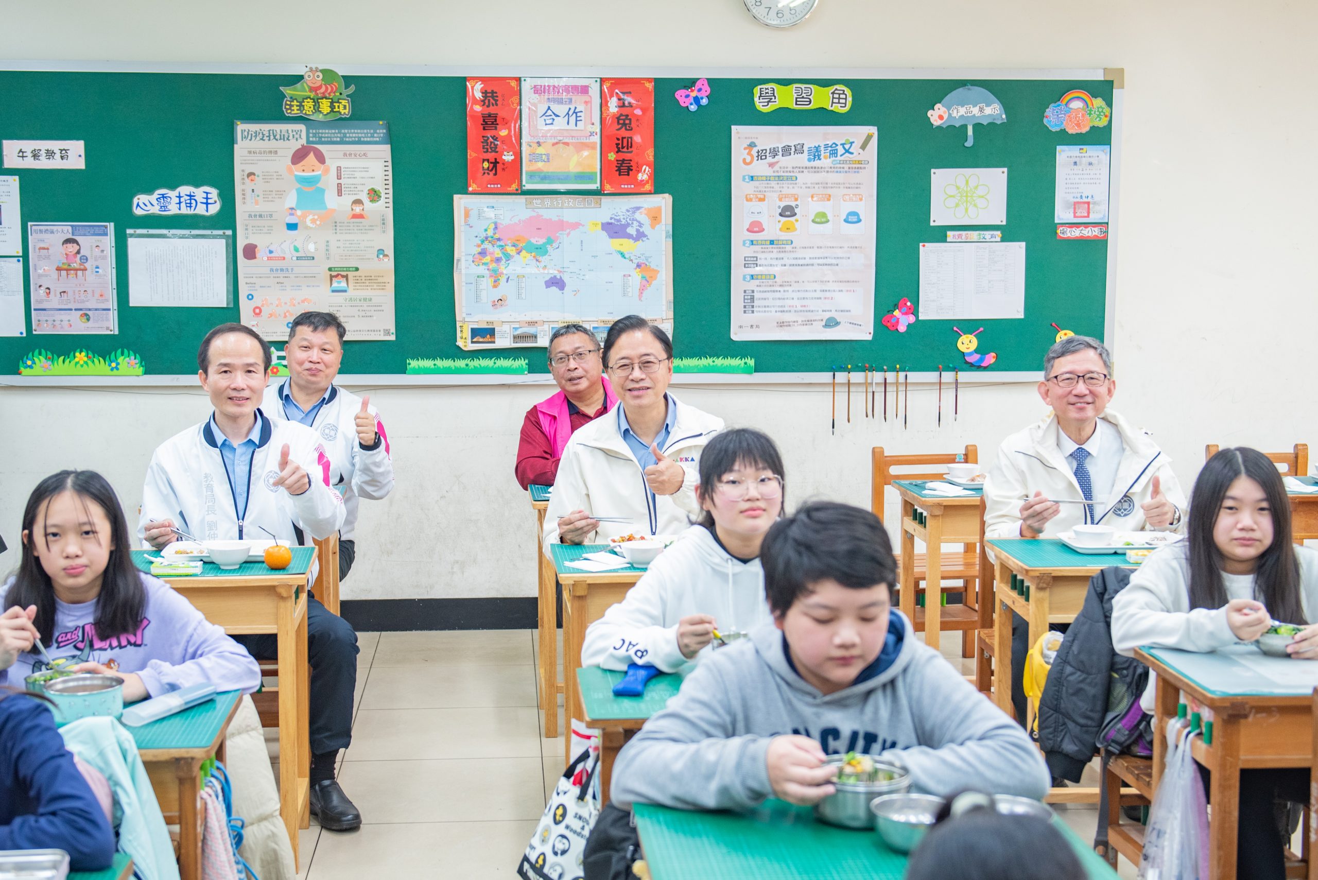 巿長張善政前往楊梅區楊心國小,視察開學日免費營養午餐政策推動情形。(圖/桃園巿政府提供)