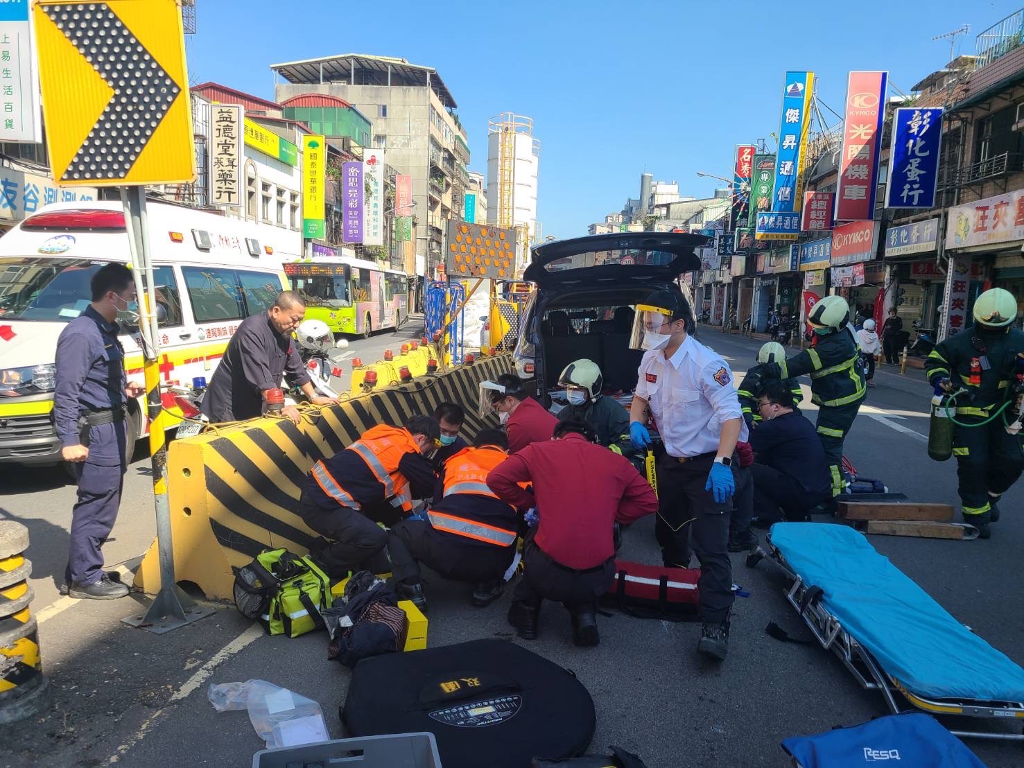 機車騎士黃姓男子遭小客車衝撞後送醫急救宣告不治。(記者徐煜勝翻攝)