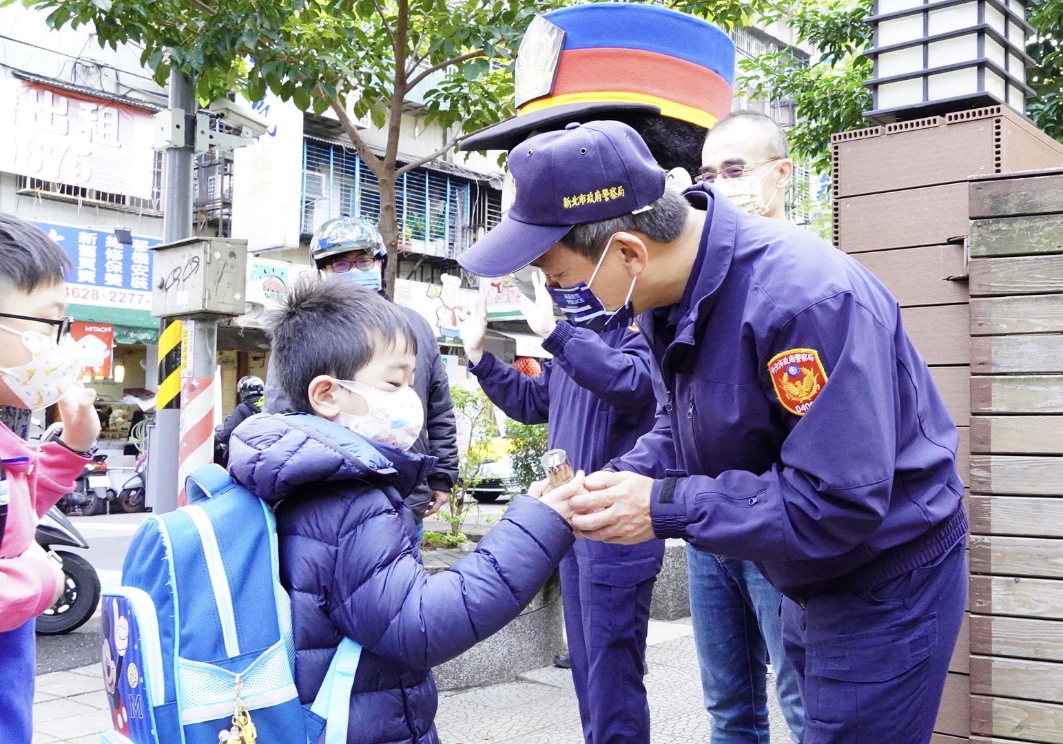 新莊分局長周振安於校門口關心孩童安全。(記者戴昱弘翻攝)