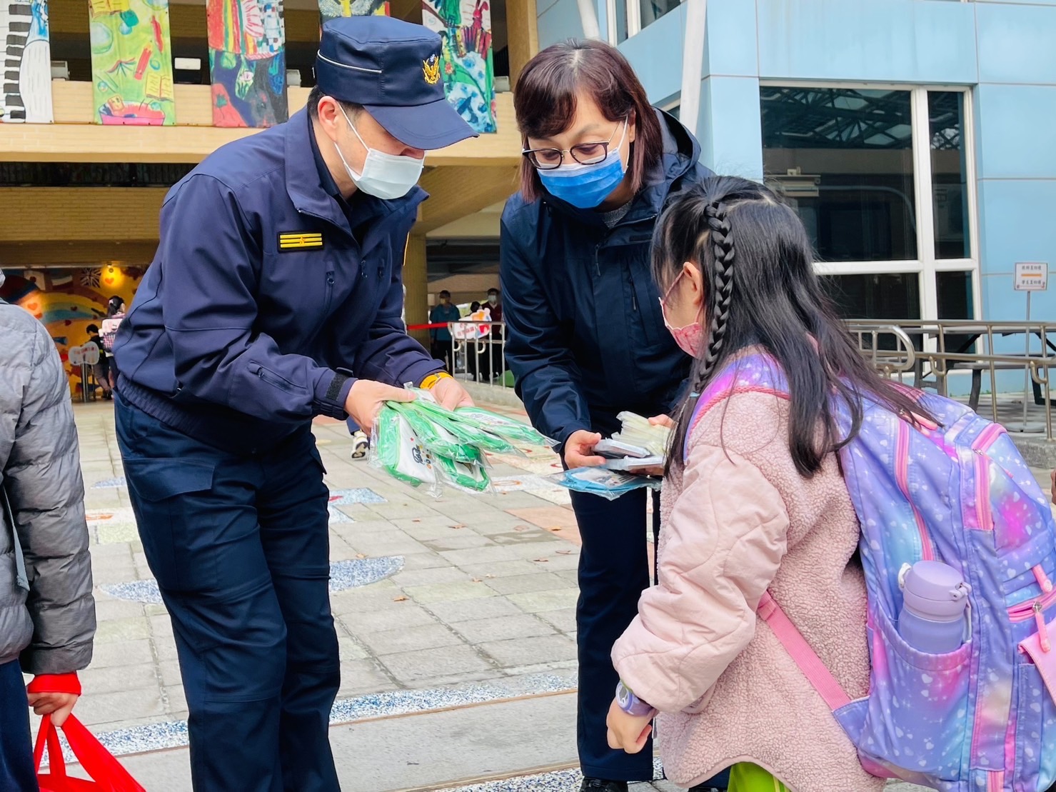 海山分局長王鴻儒到校門口關懷孩童。(記者戴昱弘翻攝)