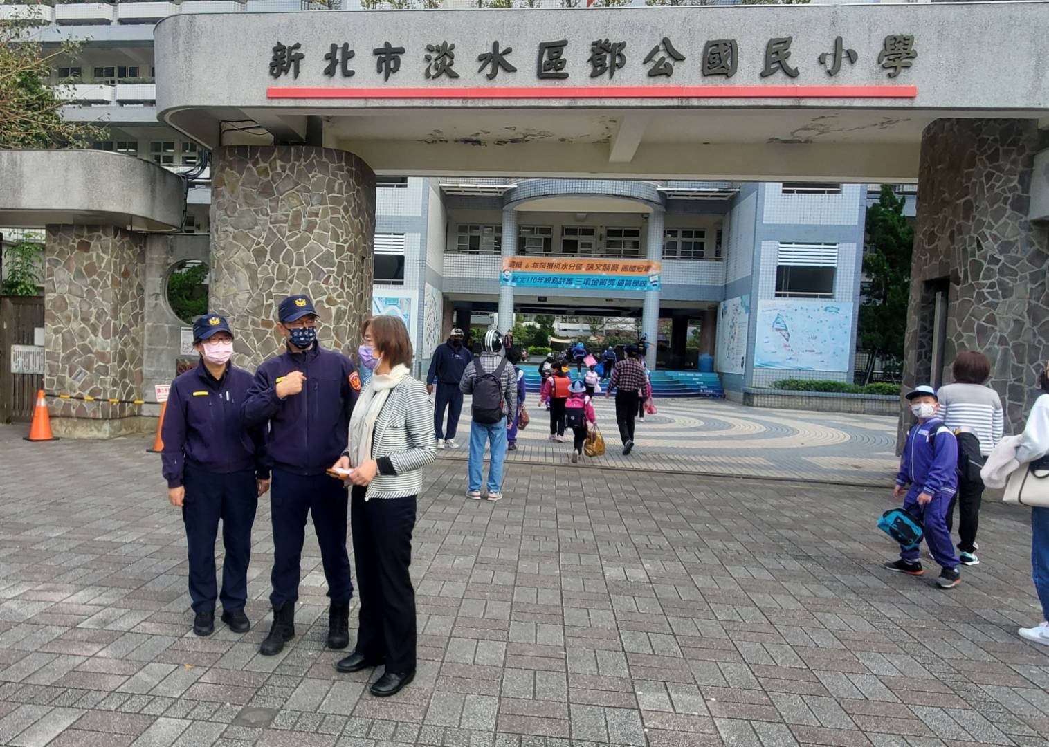 淡水警守護學童上學安全。(記者戴昱弘翻攝)