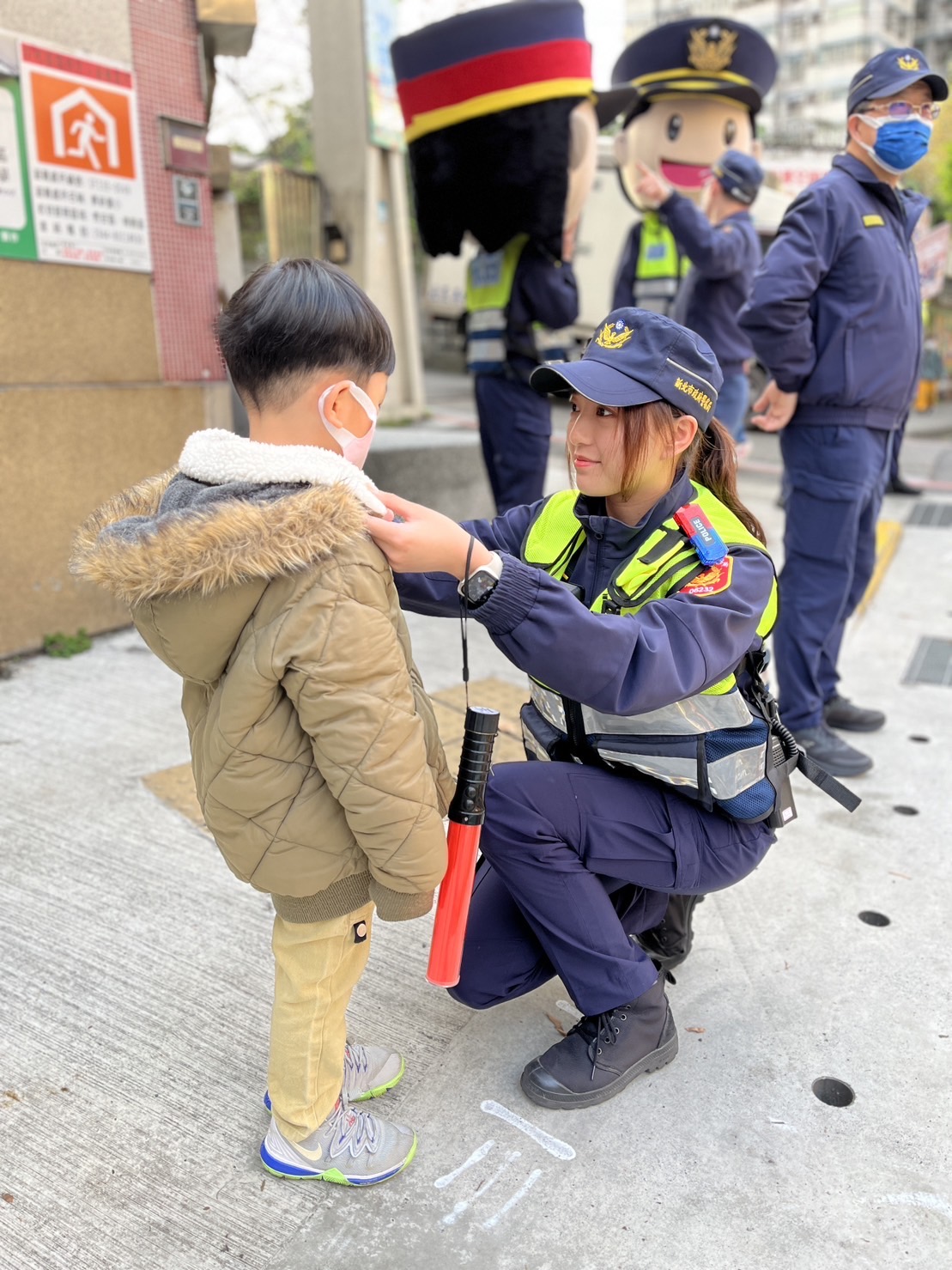 中和警守護學童。(記者徐煜勝翻攝)