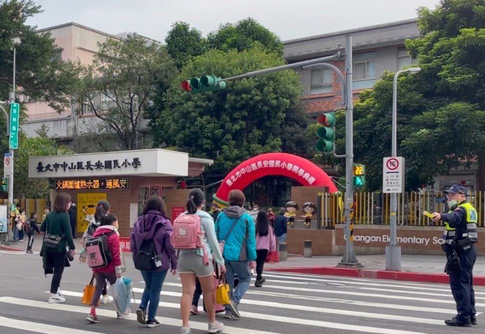 學童上學畫面。(記者宋紹誠翻攝)