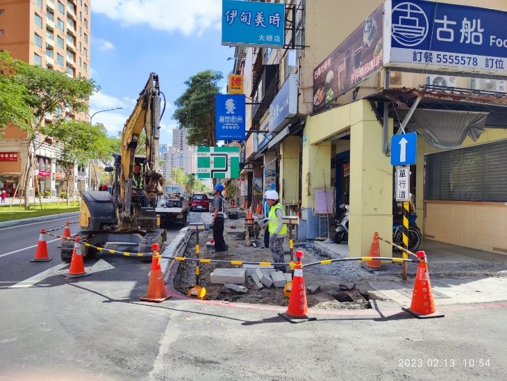輕軌大順一路人行道請民眾改道通行