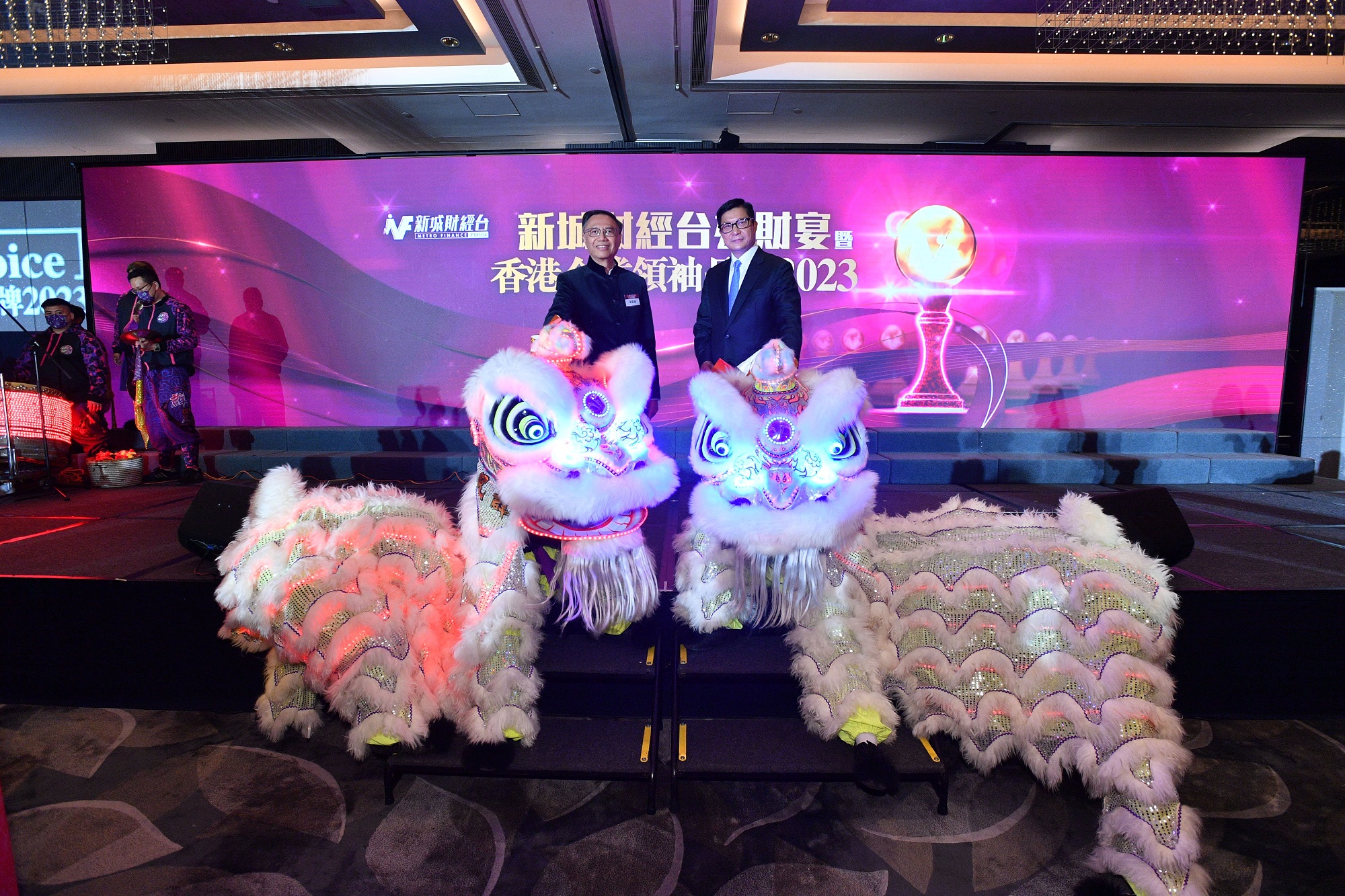 香港特別行政區保安局局長鄧炳強，GBS，PDSM，JP擔任主禮嘉賓，聯同新城廣播有限公司董事總經理宋文禧先生主持醒獅點睛儀式，為新城財經台二十二周年台慶揭開帷幕。