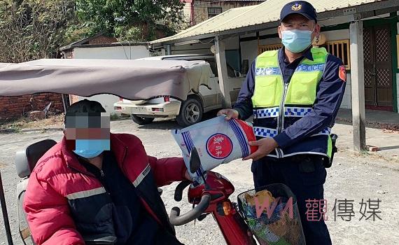 北港警民攜手送暖 愛心直送弱勢孤老手中