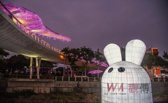 搭上屏東燈節夢幻情人橋 情侶合照上傳送小禮物