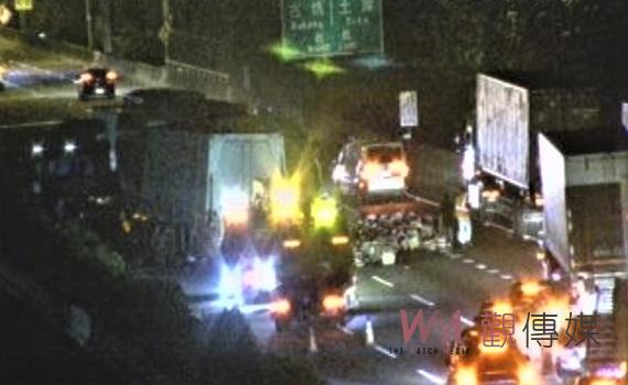 國一南下斗南段連環車禍 貨車駕駛搶救脫困共4名送醫