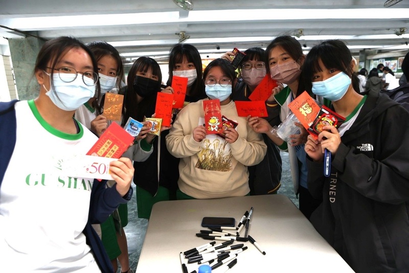 漾新聞|鼓山高中打造千人紅包牆 學生雙語寫祝福情人節快樂
