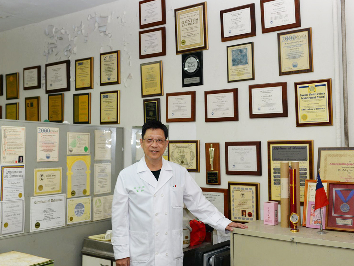 行醫超過40年,曾任職台大醫院口腔內科主治醫師,也是國際免疫學權威博士的孫安迪醫師。(圖:孫安迪FB)