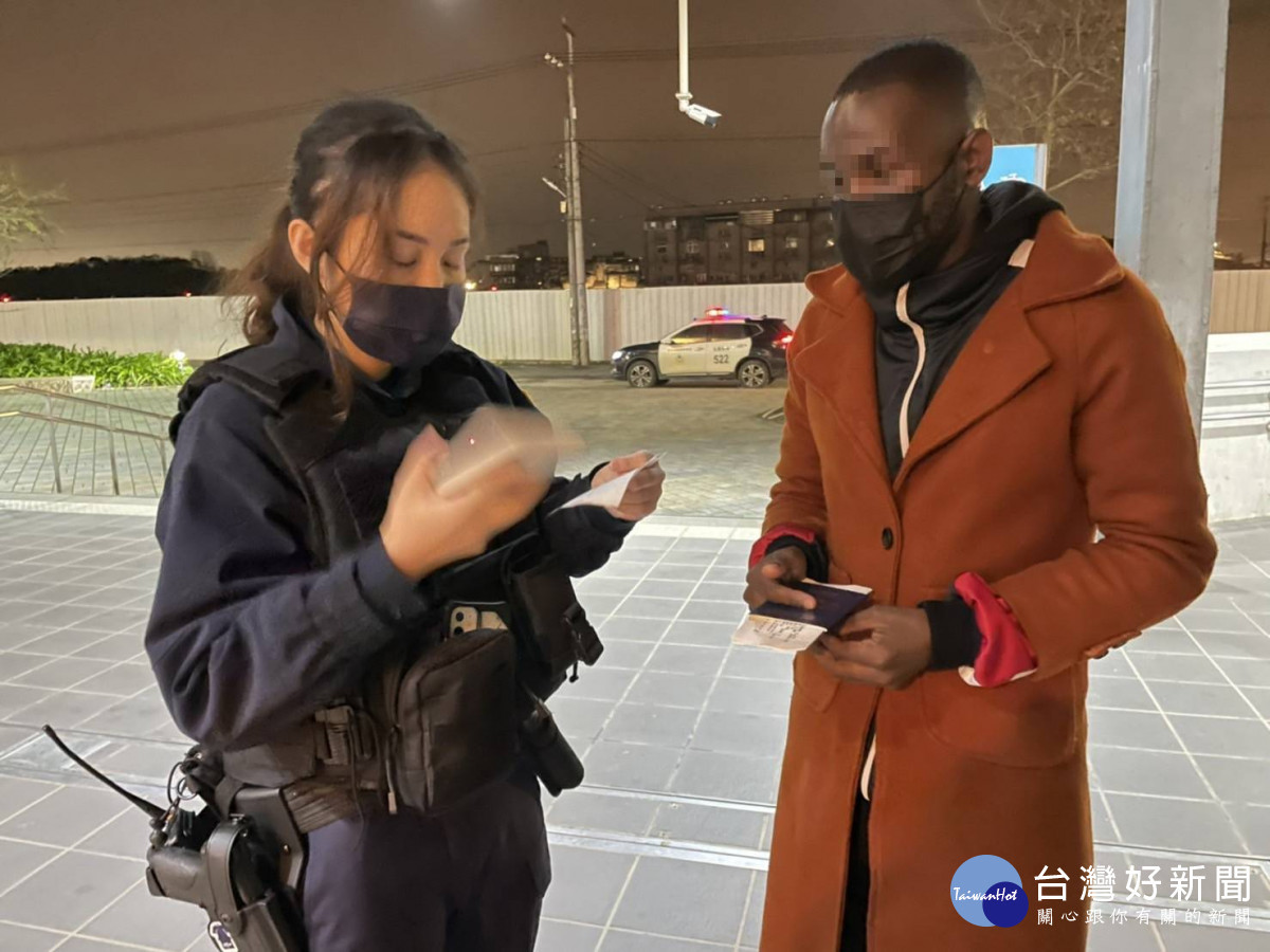 外籍學生搭機來台沒錢坐車，大園警暖心伸援助解圍。
