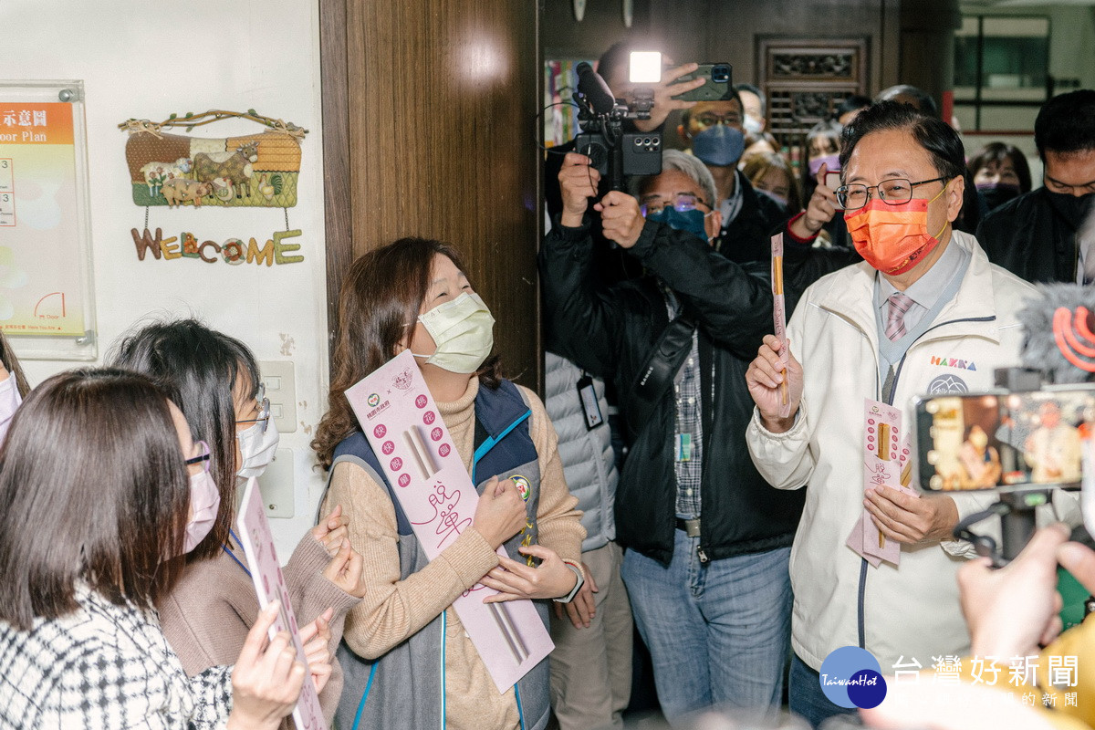 桃園市長張善政贈送「脫單筷」祝福市府同仁情人節快樂。<br /><br />