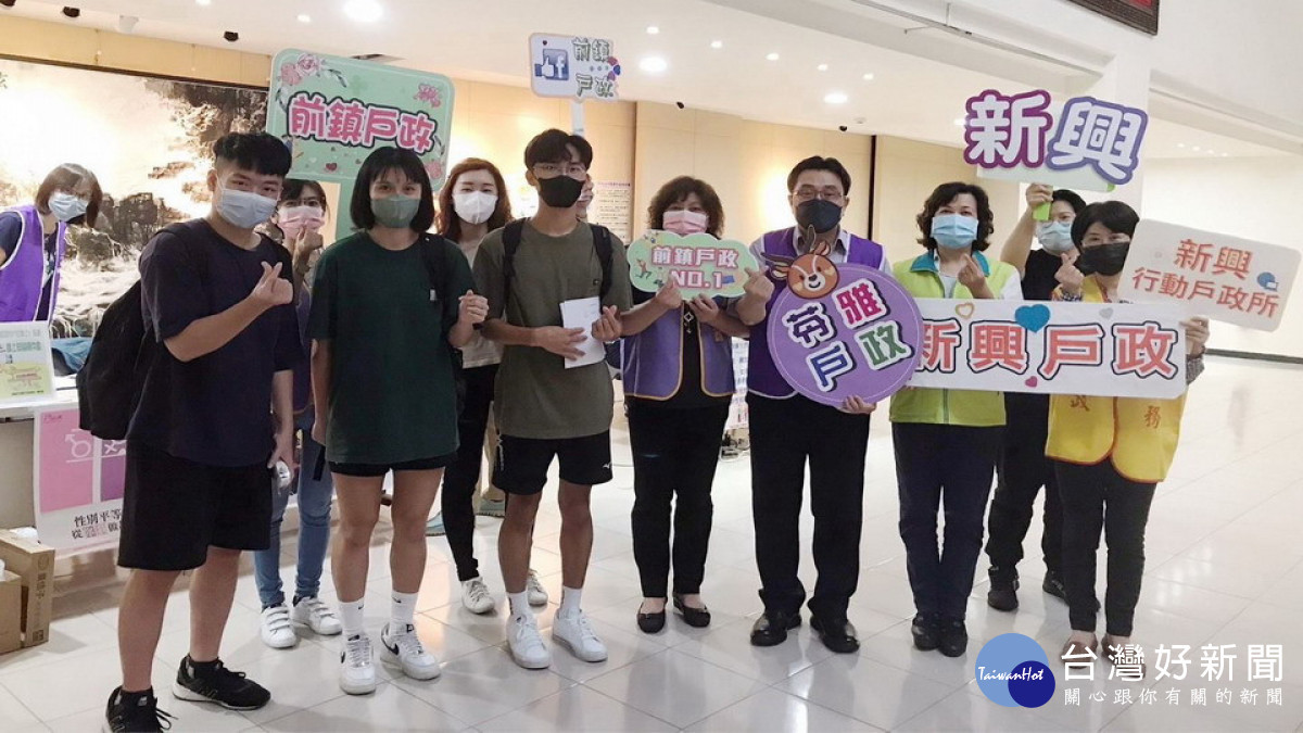 ▲高市苓雅戶所邀集新興及前鎮戶所至高雄師範大學活動中心二樓課外活動組受理學生申請戶籍謄本。（圖／記者 許高祥 翻攝）