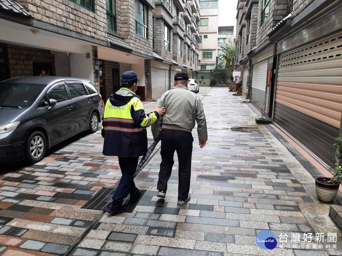 92歲翁外出運動摔傷，警民合力救援幸無礙。