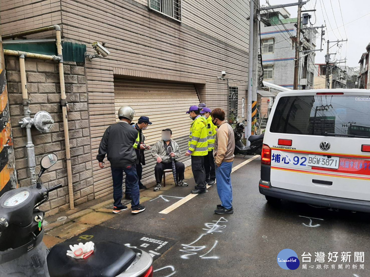 92歲翁外出運動摔傷,警民合力救援幸無礙。