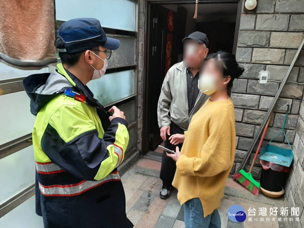 92歲翁外出運動摔傷,警民合力救援幸無礙。