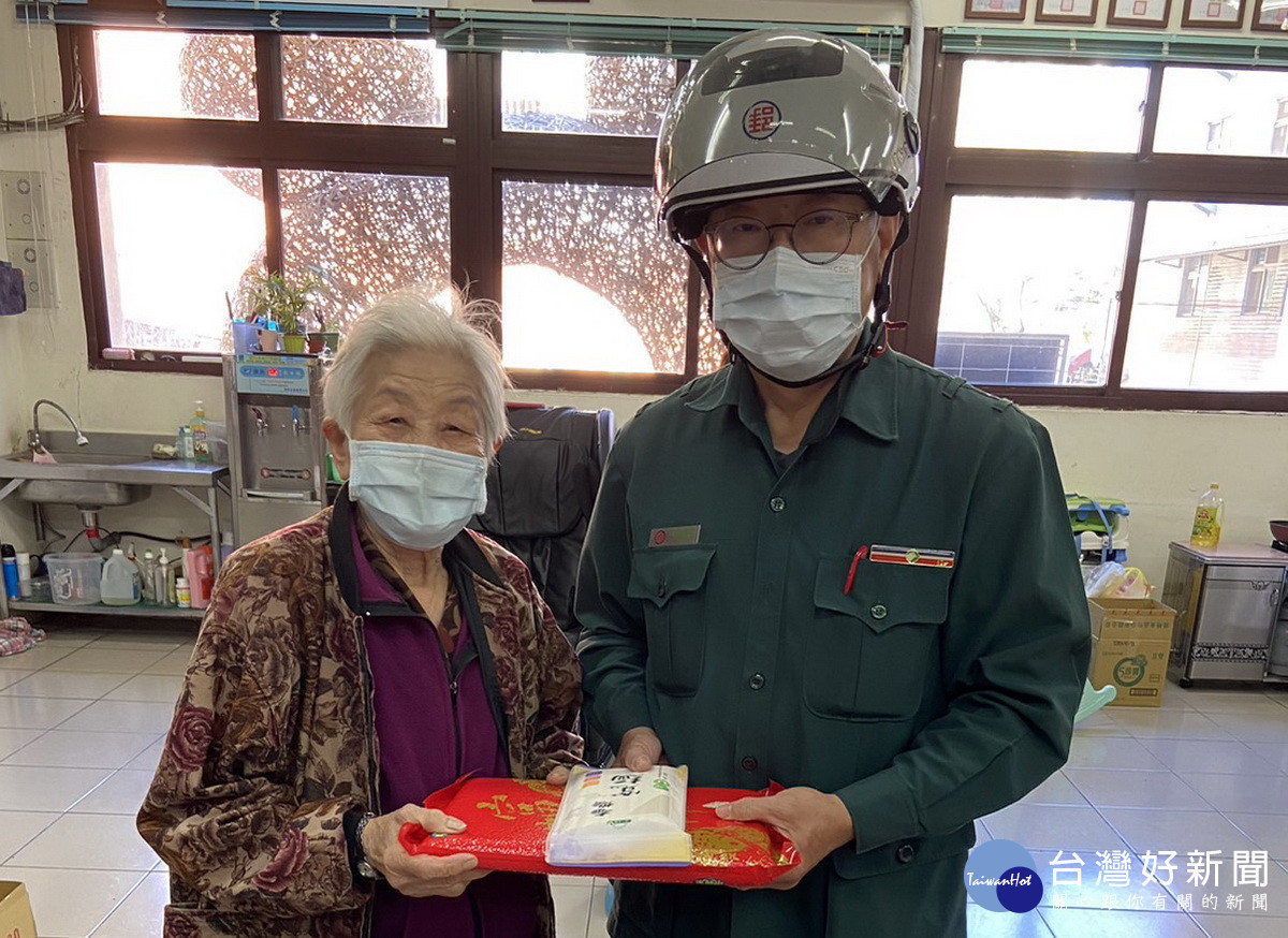 郵務士常主動關懷長者。(南投郵局提供)