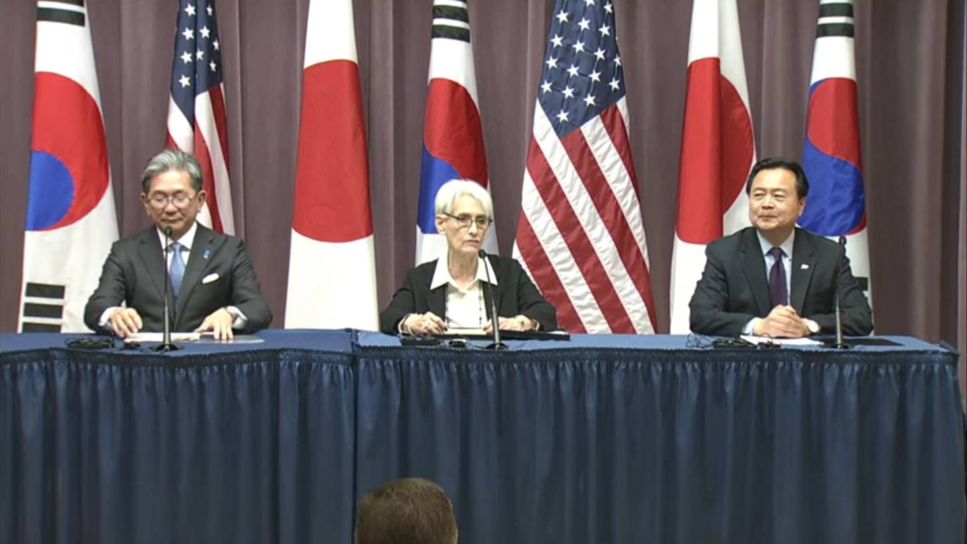美國副國務卿雪蔓、日本外務省事務次官森健良（左）、韓國外交部第一次長趙賢東13日在華府召開3邊會議，3人會後在國務院召開聯合記者會。翻攝U.S. Department of State YouTube頻道