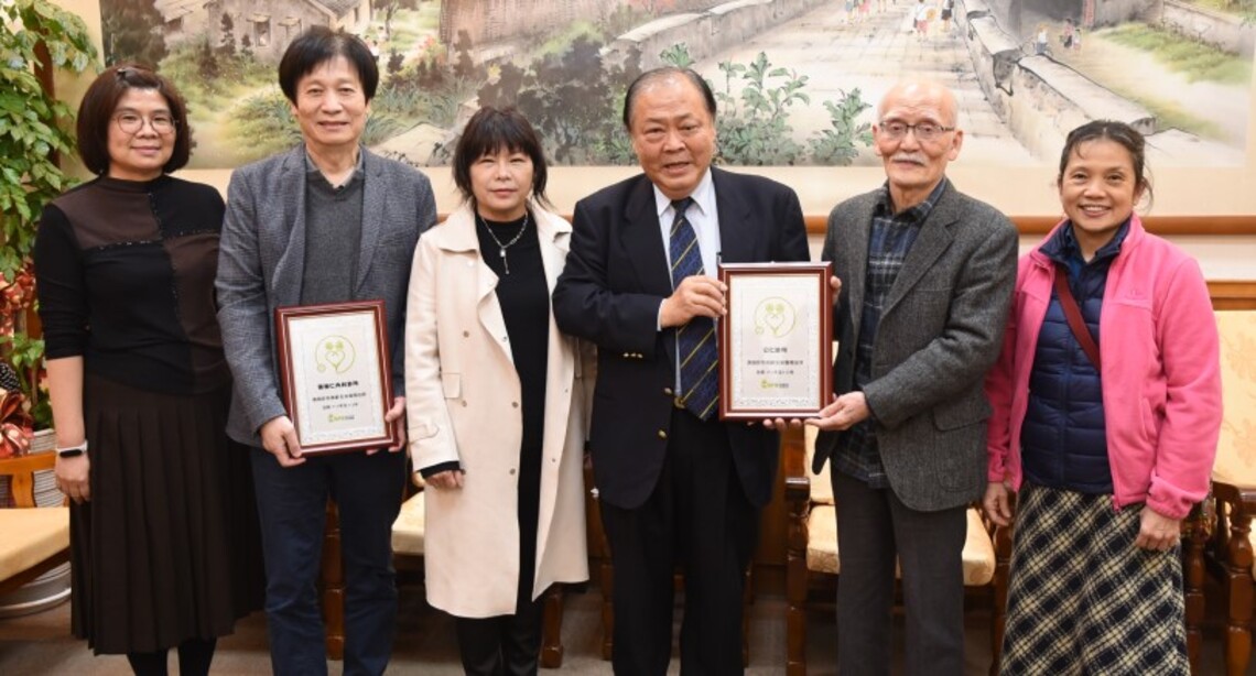 陳光復表揚張維仁內科、公仁診所通過國健署高齡友善診所評核 肯定提升長者就醫環境