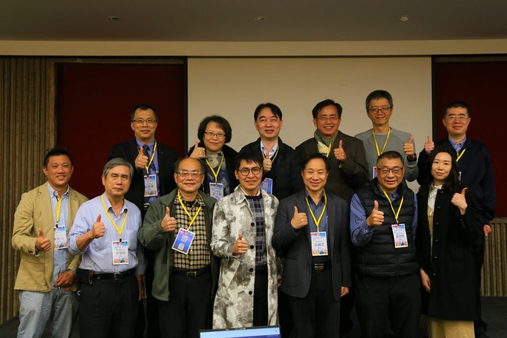 東海大學張國恩校長(右三)與臺師大院長蔡今中(左四)等國際學者一同探討數位學習科技與未來教育。(圖/東海大學提供)