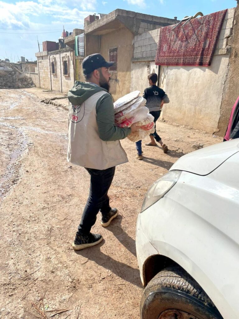 展望會在地夥伴正進行麵包、糧食的發放