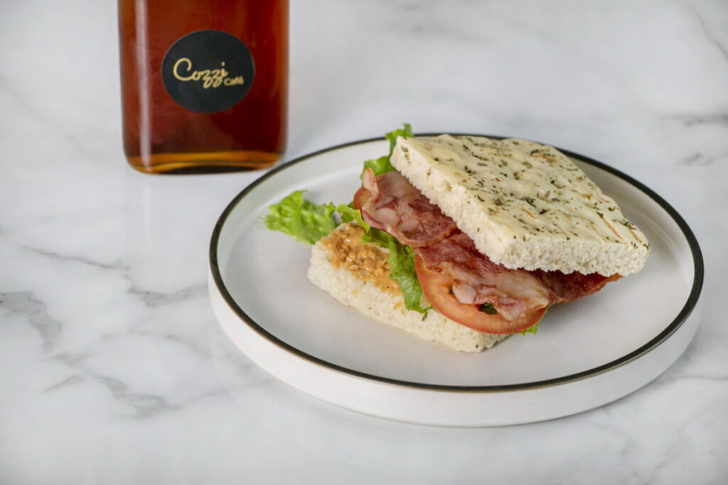 「Cozzi Café」即日起推出新餐食系列,以清爽、無負擔的概念設計了3款輕食