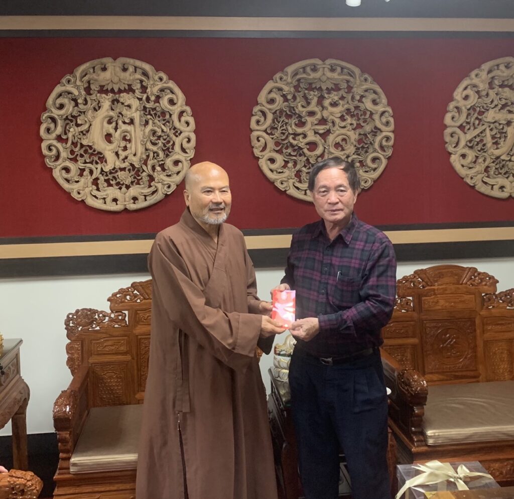 八田基金會董事長黃清山(右)代表基金會成員感謝玄空法寺上人(左)熱情接待。